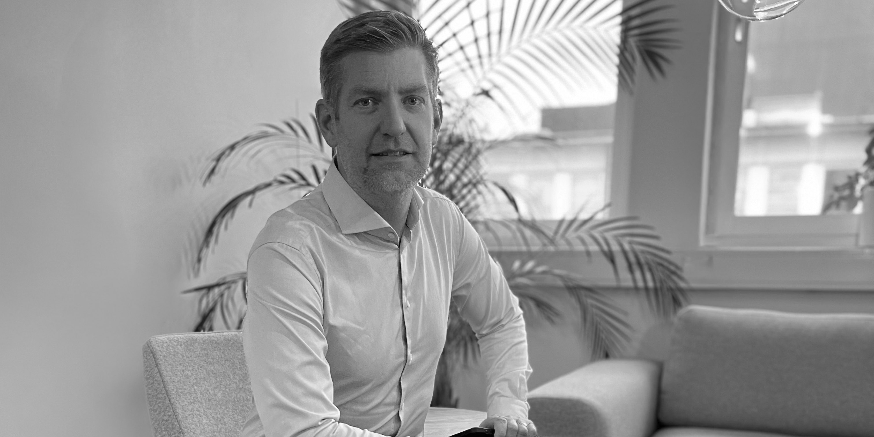 Patrik Sittande BW 1322X661